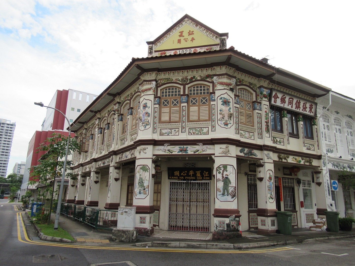 SingaporeNight offers a diverse entertainment space for men