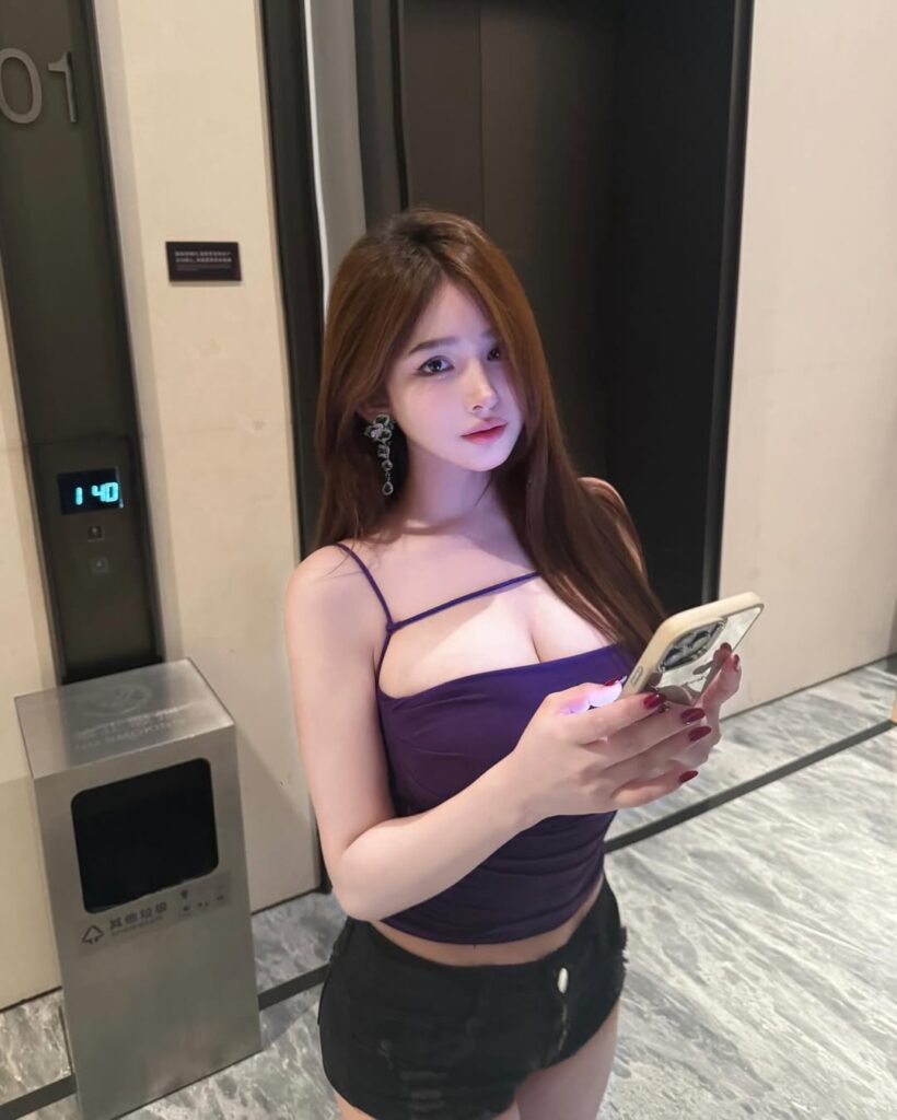 Poster image of Escort in Bugis (Singapore): Quiet Meet-Points, Short Walks & Polite Texts